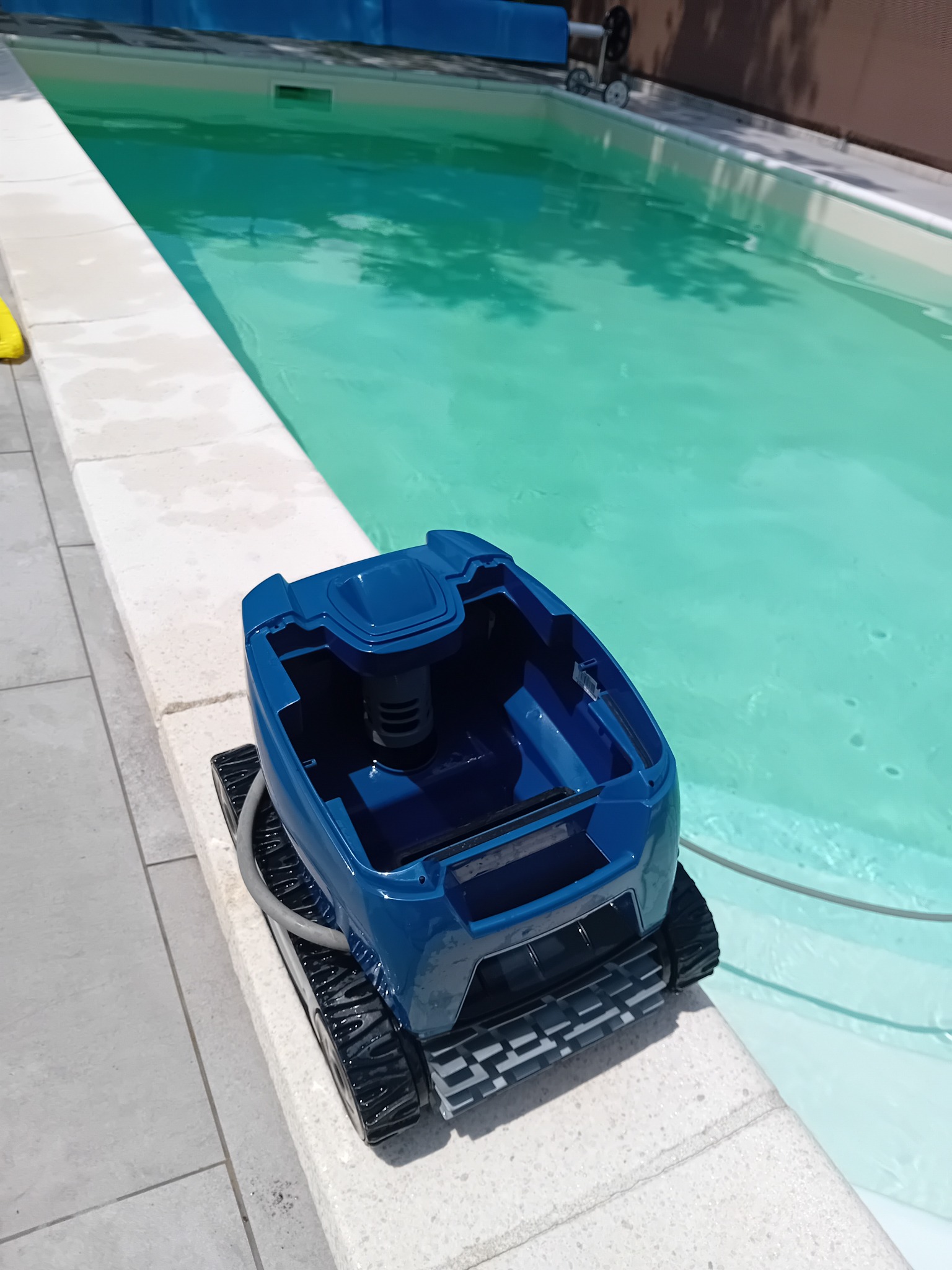 Medence robotporszívó munka közben